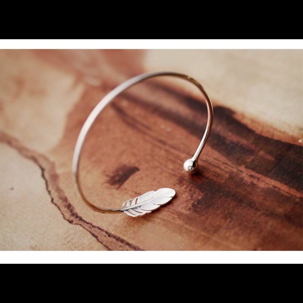 πΊ STERLING SILVER PLATINUM PLATED FEATHER BANGLE - Picture 6 of 8